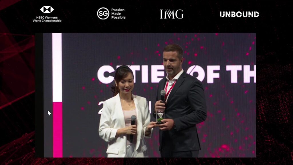 Xander vand der Heijden being presented with Urban Innovation Champion award at Cities of the Future